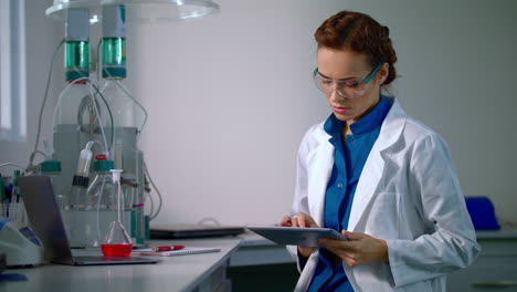 Female-scientist-working-with-scientist-tablet.-Researcher-working-in-lab.